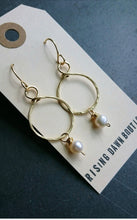 Load image into Gallery viewer, Hammered small gold hoops with freshwater pearls
