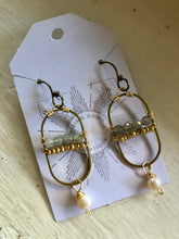 Load image into Gallery viewer, Labradorite and freshwater Pearl earrings
