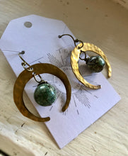 Load image into Gallery viewer, Brass hammered Jasper stone earrings
