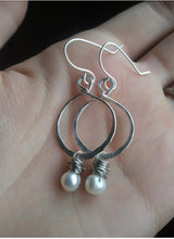 Load image into Gallery viewer, Hammered small hoops with freshwater pearls
