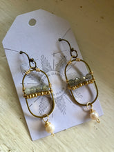 Load image into Gallery viewer, Labradorite and freshwater Pearl earrings
