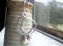 Load image into Gallery viewer, Hammered small hoops with freshwater pearls
