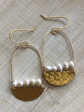 Load image into Gallery viewer, Hammered brass and freshwater Pearl earrings
