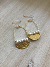 Load image into Gallery viewer, Hammered brass and freshwater Pearl earrings
