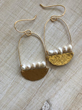 Load image into Gallery viewer, Hammered brass and freshwater Pearl earrings
