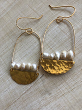 Load image into Gallery viewer, Hammered brass and freshwater Pearl earrings
