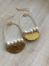 Load image into Gallery viewer, Hammered brass and freshwater Pearl earrings
